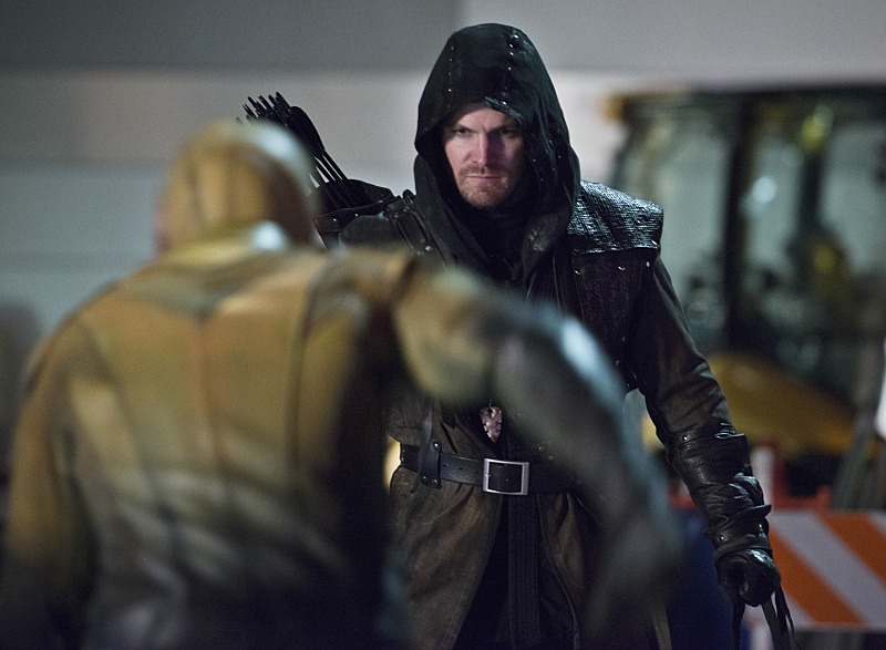 Photos Oliver Queen Visits The Flash In Rogue Air Greenarrowtv
